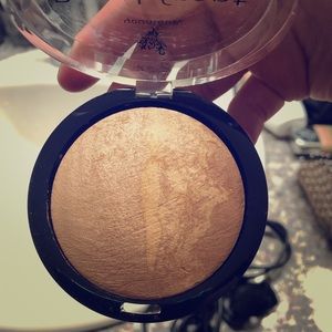 YOUNIQUE bronzer NEW with BAG